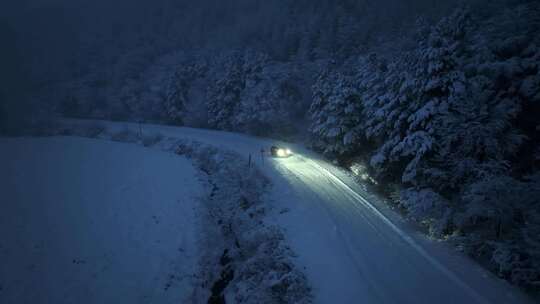 汽车行驶在冬天的林海雪原