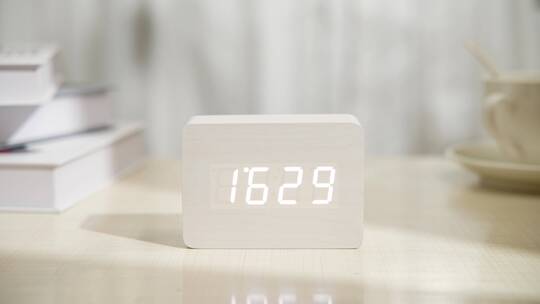 下午电子闹钟四点半