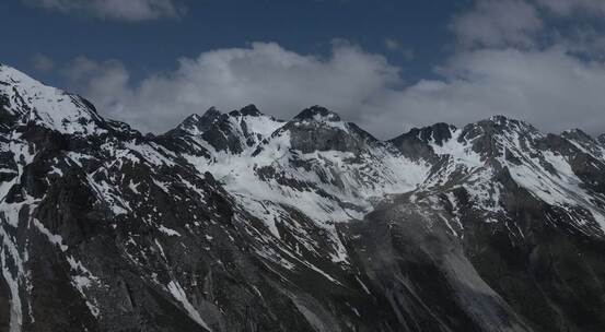 航拍藏区巍峨雪山视频素材模板下载