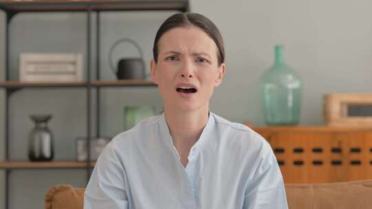 震惊的年轻女子在家敬畏的肖像