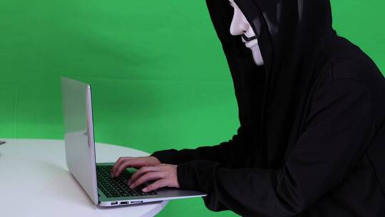 戴面具的黑客键盘打字绿幕视频素材