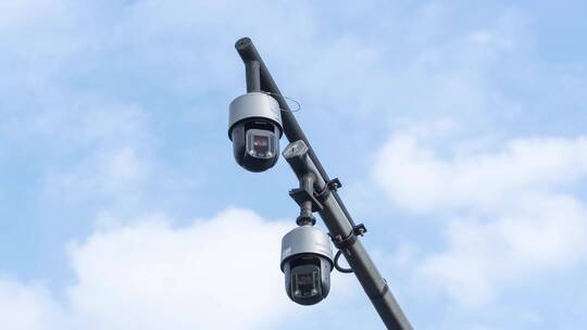城市道路上空的监控摄像头