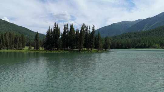 无人机航拍下的宁静湖泊与绿树环绕的山景