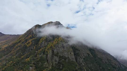 秋天的山峰和环绕的云雾