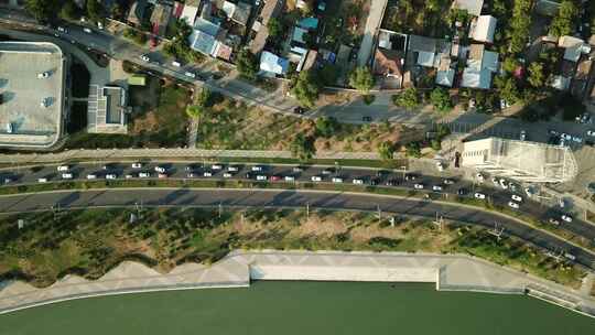 城市道路上汽车的道路交通鸟瞰图