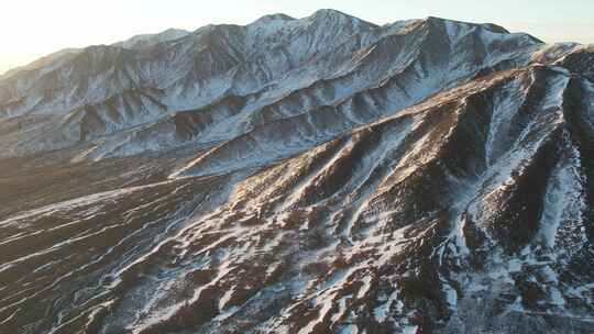 青海海南拉脊山山谷雪山航拍视频