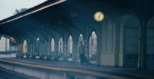 男人在等待火车