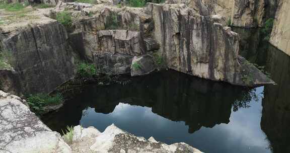 美丽宕口潭水陡峭山石险峻峭壁