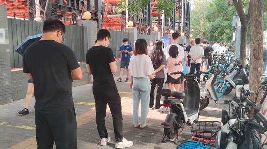 北京市居民排队进行核酸检测