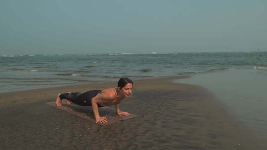 海边沙滩上练瑜伽意境瑜伽视频素材模板下载