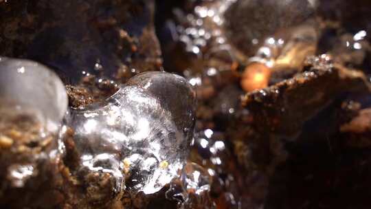 水流冲击石头特写