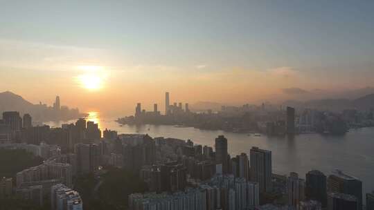 夕阳下的香港城市天际线 维多利亚港日落