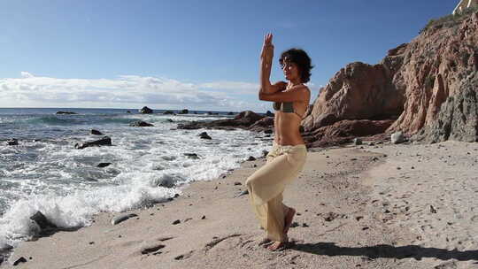 女孩在海边练瑜伽
