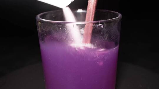 冲泡葡萄果汁融化紫色蔬菜粉