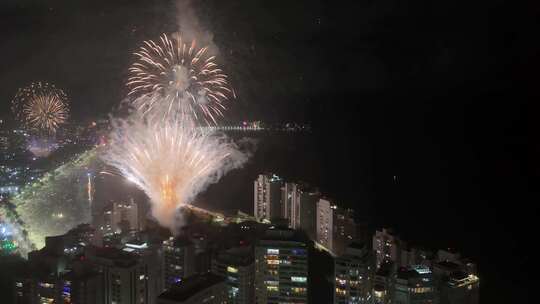 城市夜景上空绽放的烟花