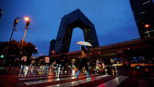 北京雨天街道车流人流