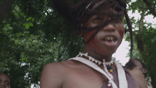 非洲坦桑尼亚色非洲马赛人穿传统服装跳舞唱歌彩斑斓的珠饰项链特写