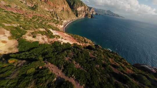 穿越机穿过海边石拱门高速掠过海平面视频素材模板下载