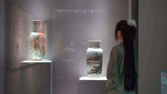 美女参观博物馆看展览女人欣赏陶瓷艺术品