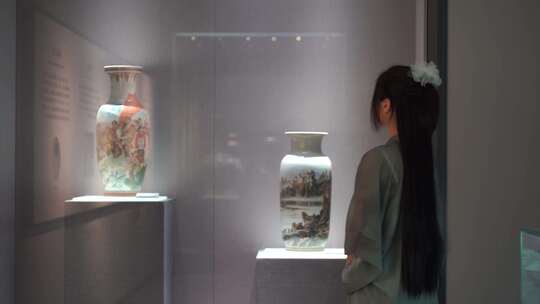 美女参观博物馆看展览女人欣赏陶瓷艺术品视频素材模板下载