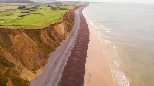 空中——英格兰谢林汉姆北海海岸和悬崖，向