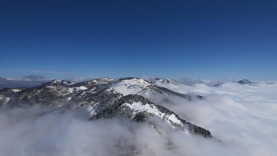 高空航拍山顶雪山云海