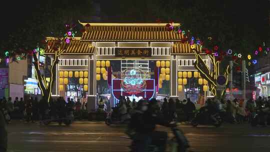 达明美食街夜景，人来人往热闹非凡