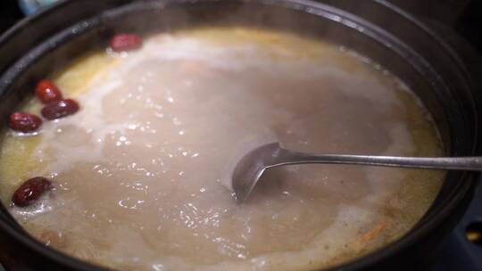 煮汤沸腾的鸡汤鸭汤不管什么汤都是好喝的汤视频素材模板下载
