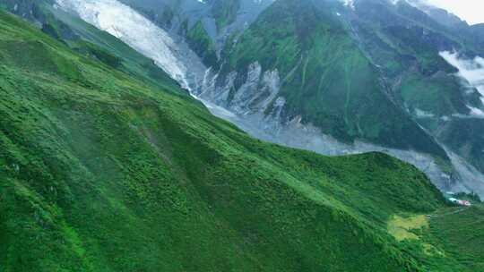 航拍四川甘孜磨西镇海螺沟高山草甸河谷风光