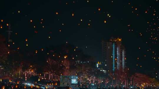 夜空中放飞孔明灯场景