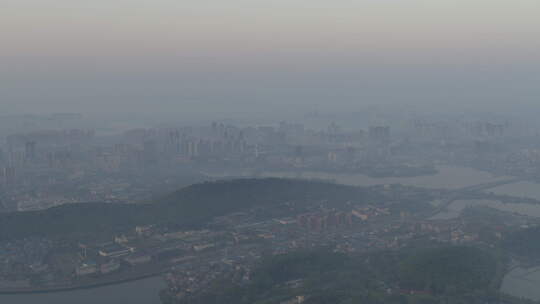 航拍武汉东湖公园清晨大雾城市远景