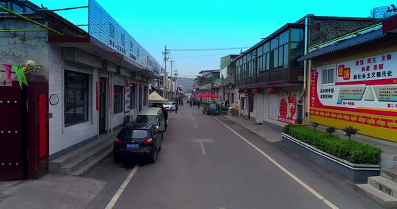 乡村道路上的车辆