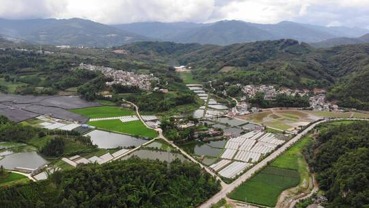 山区农村依山傍水农家鱼塘小院航拍