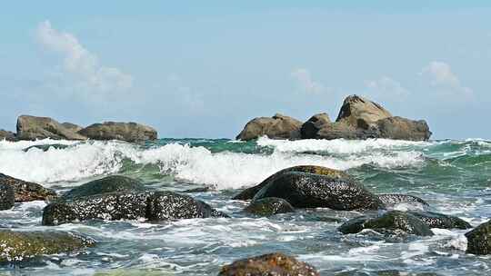 海南三亚蜈支洲岛海岸线上的礁石白沙滩海浪