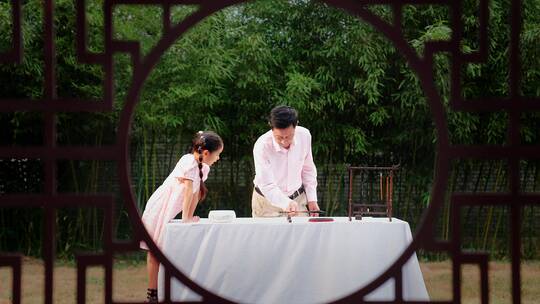 书法门第孙女陪爷爷练书法写毛笔字团圆