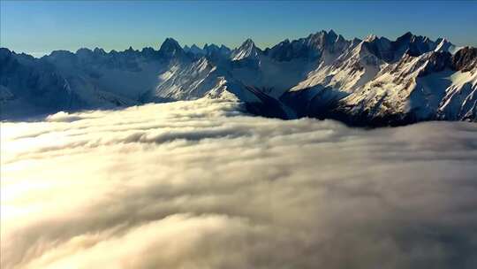 雪山云海高空俯瞰景象