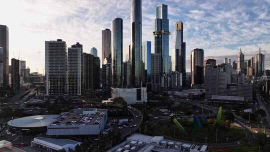 航拍澳大利亚墨尔本市中心摩天大楼天际线