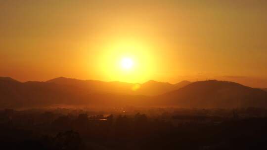 山峰日落实拍唯美夕阳乡村黄昏傍晚天空晚霞