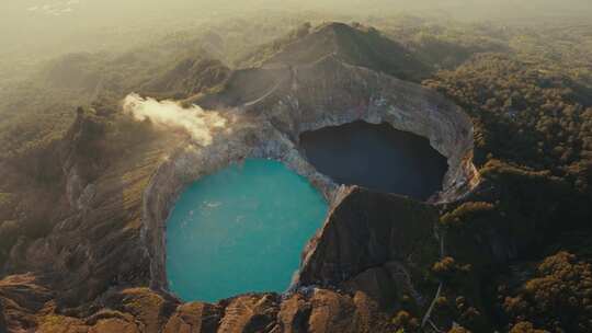 航拍印尼克里穆图火山湖