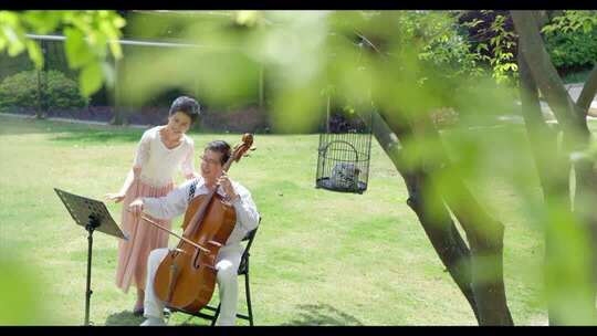 老人休闲生活公园拉大提琴