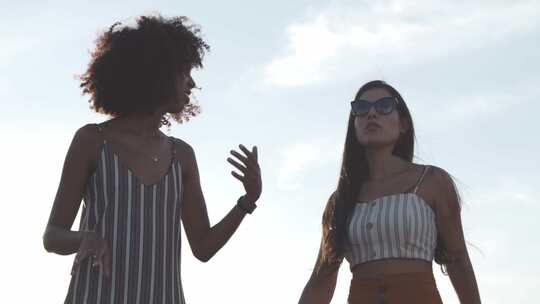 女孩在屋顶上跳舞