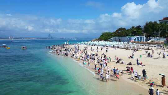 航拍俯视海南三亚白沙滩上旅游度假的游客