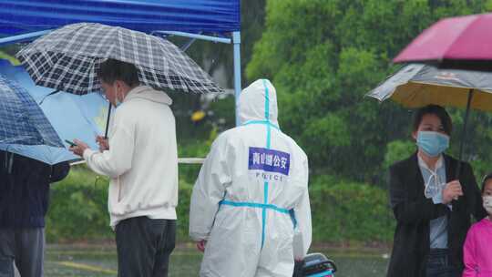 暴雨中排队核酸检测3