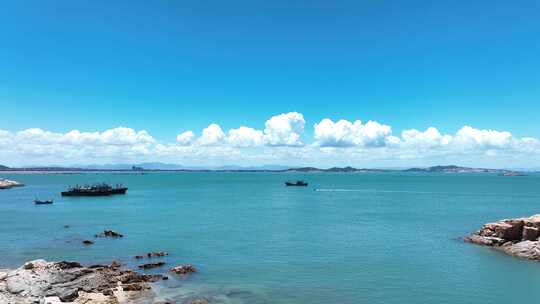 大海边风景航拍海岸线风光大海渔船风车蓝天