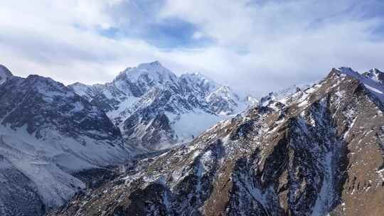 航拍新疆天山山脉雪山