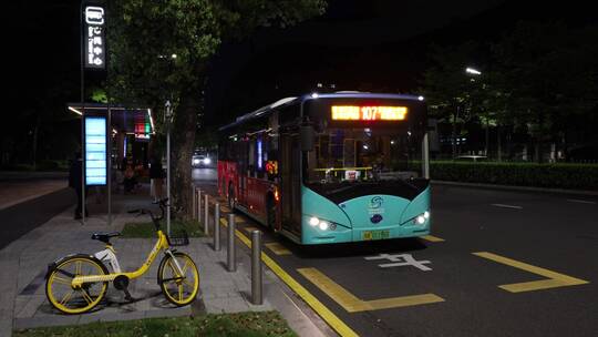 深圳市民中心公交车站的夜晚4k视频素材模板下载