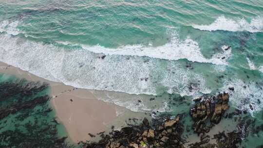 海浪撞击海岸的鸟瞰图