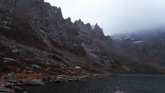 航拍莲宝叶则阿坝山峰湖泊阴天雪山高原