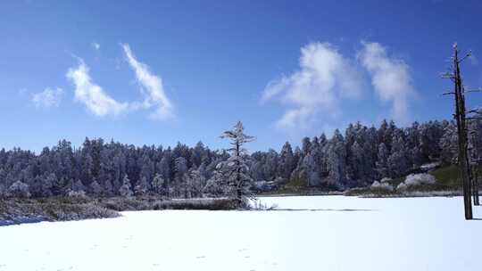 四川眉山瓦屋山景区被冰雪覆盖的湖面