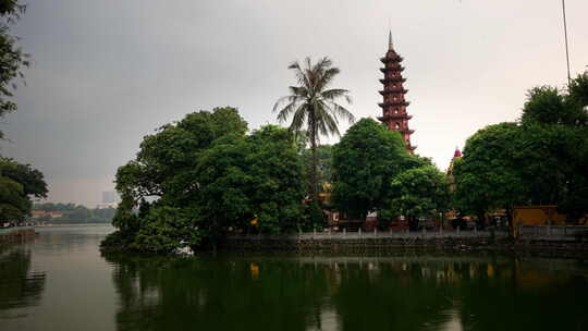 越南河内陈国塔的风景，周围有湖泊和绿色植